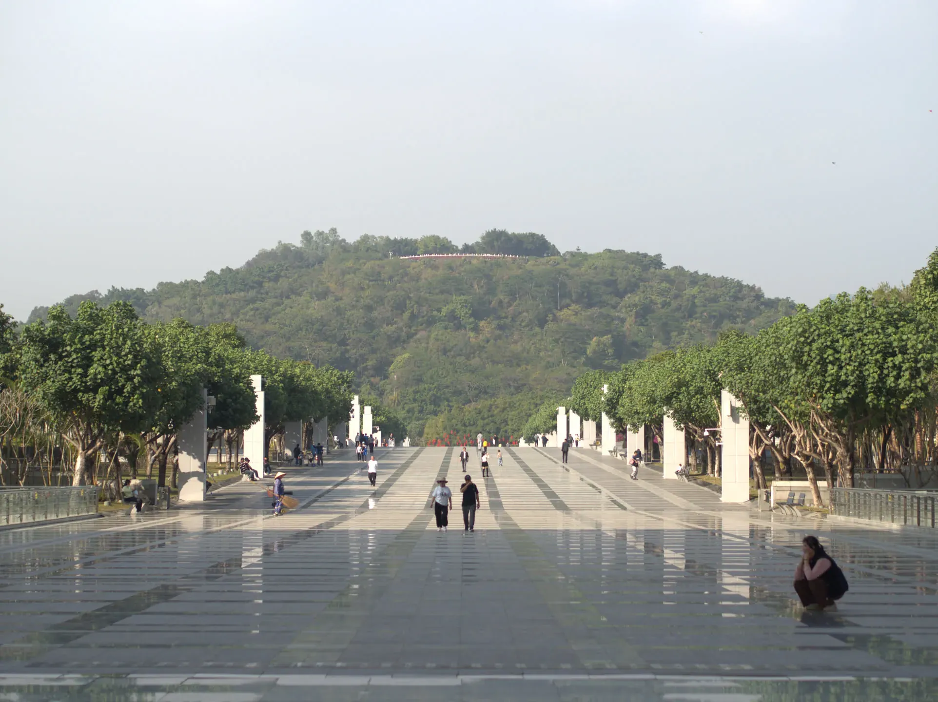 The walkway towards Lianhuashan Park