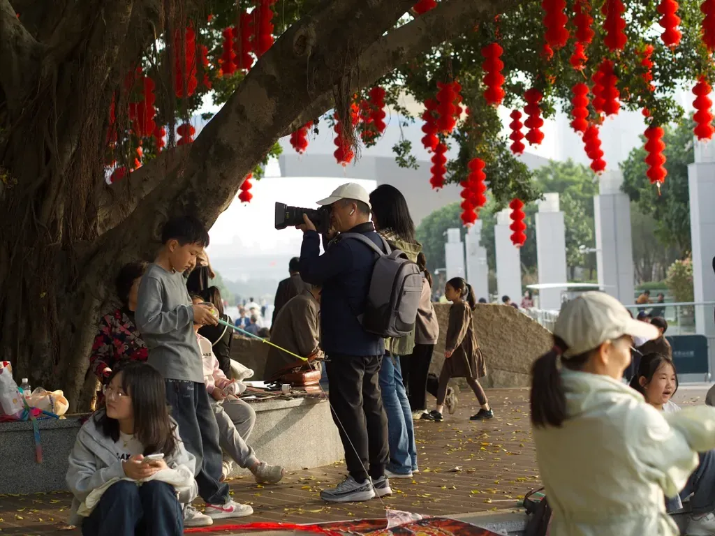 Guy with a huge camera photographing dancers